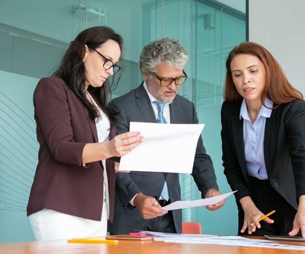 empleados-seguros-discutiendo-proyecto-juntos-800x534-1